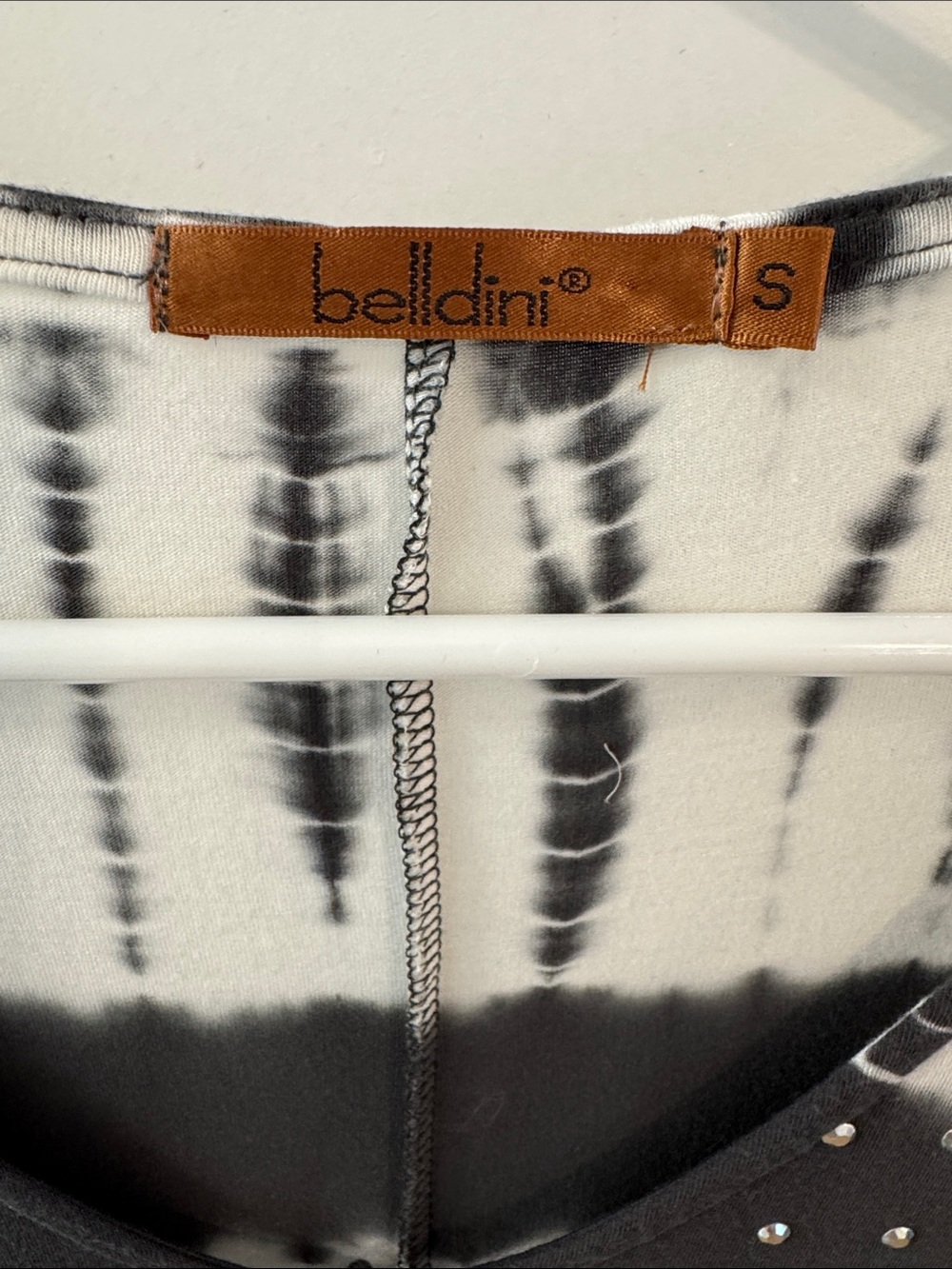 Belldini‎ Black White Tie Dye V-Neck Tunic Silver Stud Accents Flowing Hem Top - Picture 2 of 7